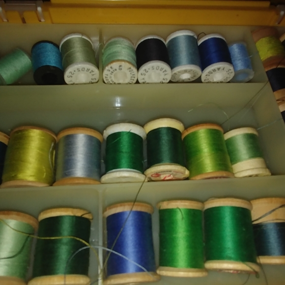 Vintage Harvest Yellow Thread Case/Spools - Picture 11 of 16